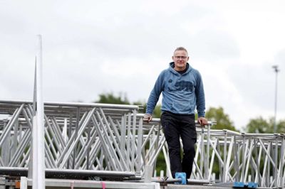 Carsten Frandsen skal have det store overblik, når Herning Rocker bygges op og alle tilladelser skal i hus.Han får ikke sovet meget i denne weekend.I aften slutter musikken først efter midnat - og Carsten Frandsen skal stå på pladsen igen søndag morgen klokken 8, når der skal ryddes op.Foto: Tom Laursen