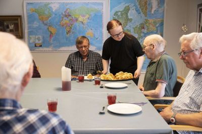 De 32 beboere på Pernille Anna Knudsens afdeling på 3. sal på Vesterled Plejecenter er fordelt på to såkaldte leve bo miljøer, som har hver deres spiseafdeling, og maden bliver tilberedt i afdelingens køkken, for at det skal være så hjemligt som muligt. Lige præcis denne dag er køkkenet dog ramt af sygdom, så maden kommer på rullevogne fra en anden afdeling. 16-årige Camilla er i jobpraktik på Vesterled to dage om ugen, og det er årsagen til, at hun måske fortsætter på uddannelsen til social- og sundhedsmedhjælper, når hun har været på efterskole. Foto: Malene Tswai