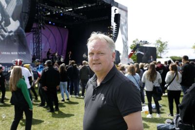 Festivalchef Dan Madsen - som her er fotograferet med Carpark North i baggrunden - forventer et fint overskud af Herning Rocker, når de sidste regninger er blevet betalt. Foto: Henrik Ole Jensen