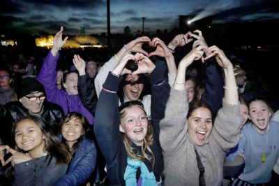 Herning Rocker blev lørdag aften afsluttet på bedste vis med en nærværende Steffen Brandt og resten af TV-2, som kunne få både unge og gamle til at synge med på de iørefaldende evergreens. Foto: Henrik Ole Jensen
