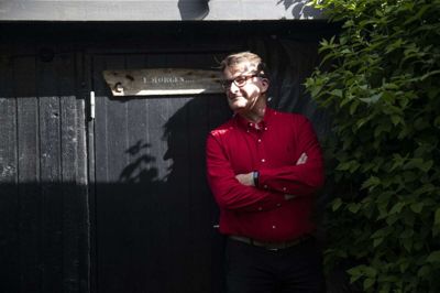 Da Tommy Tønning i 2013 skiftede parti, sagde han, at han gik fra at være liberal SF’er til at være rød socialdemokrat. Den beskrivelse passer ifølge fagforenings-konsulenten og lederen af den socialdemokratiske byrådsgruppe i Herning stadig. Men om han er spidskandidat ved næste valg, ved han ikke. Tirsdag 31. maj fylder Tønning 50 år. Foto: Malene Tswai