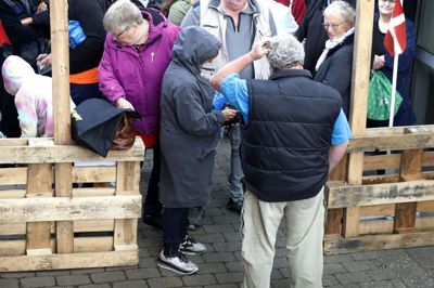 Der dannede sig en kø af længselsfulde loppemarkedsgæster i god tid, inden der officielt blev åbnet for gæsterne ved Drantum forsamlingshus. Foto: Tom Laursen