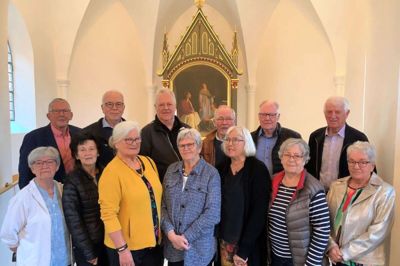60 år efter deres konfirmation mødtes holdet fra 1962 igen i Simmmelkær Kirke: Jørgen Friis Poulsen (Vildbjerg), Jørgen Skorstengaard (Aulum), Leif Balle (Fårbæk), Niels Johnsen (Nyborg), Svend Åge Christensen (Sunds) og Poul Erik Andreasen (Aalborg), Elin Jensen - født Sørensen (Sunds), Jonna Godtenborg - født Skov (Give), Lillian Andersen - født Thalund (Munklinde), Lisbeth Jensen - født Jensen (Vorgod), Irma Juul - født Johnsen (Hjerm) Lis Kjær - født Jepsen (Tjele), og Ruth Andersen - født Jepsen (Herning). Foto: Privatfoto