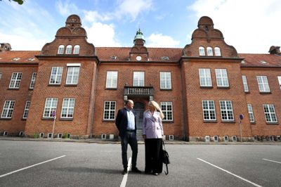 Bendix Jensen og Ulla Helena Jensen, henholdsvis Lejerbo Hernings forretningsfører og organisationsformand, er begejstrede for, at det almene boligselskab har fået lov til at ombygge det gamle sygehus i Herning til boliger. Foto: Tom Laursen