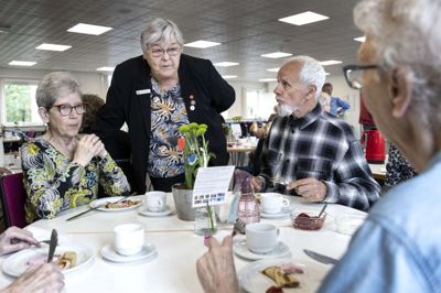 Birgit Jonassen, formand for Ældre Sagen i Herning, bød på pandekager og is på Koloritten for at give brugerne en stjernestund. Ældre Sagen har også arrangeret tre busture for ældre for at hjælpe ældre ud af ensomhed og sætte gang i hjulene i oplevelsesindustrien efter corona. Foto: Tom Laursen