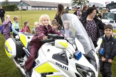 Der går nogle år, inden denne pige kan tage kørekort til motorcykel, men derfor kan man godt prøve fornemmelsen af at sidde klar til at dreje på gashåndtaget. Foto: Tom Laursen