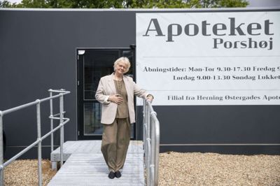 Apoteker Helle Steen Sørensen er glad for løsningen med at flytte Apoteket Porshøj ind i en pavillon, mens Coop opfører en ny dagligvarebutik, som man skal bo under samme tag med. Foto: Malene Tswai
