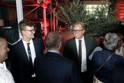 Jakob og Allan Helms hilste på de mange gæster på firmaets lager. Foto: Henrik Ole Jensen