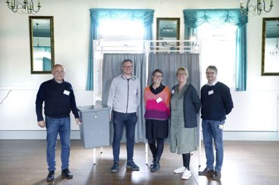 Holdet, der sørger for at alt går rigtigt for sig i Kølkær ved folkeafstemningen. Fra venstre er det Johan Mølby, Jan Kraft Henriksen, Pernille Laugesen, Gitte Vestergaard og Jens Bech Vestergaard. Foto: Henrik Ole Jensen