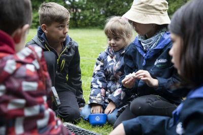 De Blå Spejdere fra Herningholm har 25 medlemmer i alderen fra 6 til 13 år. Nu har de fået en række nye kammerater fra Ukraine. Dem har man inviteret med til gruppens aktiviteter for at give dem et fristed. Foto: Malene Tswai