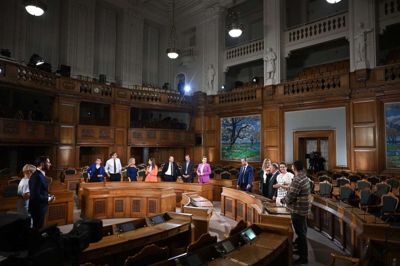 Efter folkeafstemningen tørnede partilederne onsdag aften sammen til debat i folketingssalen. 11 ud af 14 partier har agiteret for at afskaffe forsvarsforbeholdet, mens tre - Dansk Folkeparti, Enhedslisten og Nye Borgerlige - har anbefalet af stemme nej. Foto: Philip Davali/Ritzau Scanpix