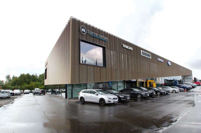 Bilhuset Bjarne Nielsen A/S på Silkeborgvej oplyser, at brændstofpriserne har sat ekstra skub i interessen for el-biler. Foto: Christian Sjurman