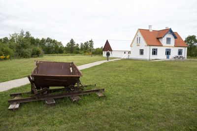 Det var her på gårdens jorder, Peder Voldsgaard under Anden Verdenskrig opdagede de massive forekomster af brunkul, som skulle blive startskuddet til fire årtiers gravninger efter brændsel - og op mod 10.000 menneskers hårde, fysiske hverdage. Voldsgaard blev efter flere års istandsættelse - og blandt andet et utal af frivillige timers arbejde - sidste sommer genindviet som en del af Søby Brunkulsmuseum. Foto: Tom Laursen