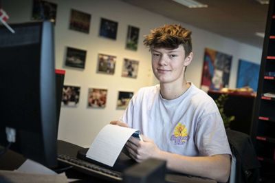14-årige Emil Duedahl Knudsen er i denne uge i praktik som sportsjournalist på Herning Folkeblad. Foto: Tom Laursen