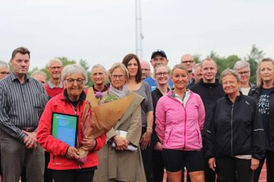 Kirsten Bergmann blev overrasket midt i atletiktræningen, da HGF-medlemmer sammen med DGI overrakte hende Månedens Buket for mere end 50 års virke i klubben. Foto: PRivatfoto