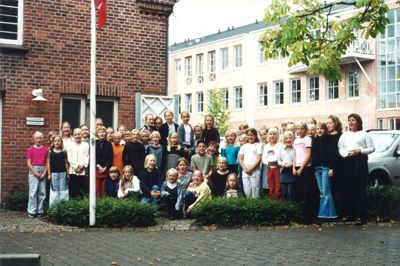 Engang var det en gymnastiksal til Herning Friskole, så blev det et kulturhus, som også husede Herning Stadstrio. Her holdt MidtVest Pigekor under navnet Herning Sangskoles Pigekor sine allerførste prøver i 2000, og her ses korets første medlemmer. Foto: MidtVest Pigekors arkiv