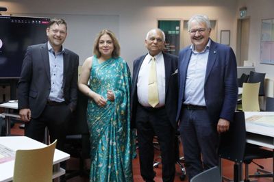 Der var smil på læben og ambassadør-besøg på tapetet hos AU Herning i fredags. Fra venstre: Anders Frederiksen, institutleder ved AU Herning. Pooja Kapur, Indiens ambassadør i Danmark. Ramjee Prasad, professor ved AU Herning. Peter Lindgren, professor ved AU Herning. Foto: Henrik Ole Jensen