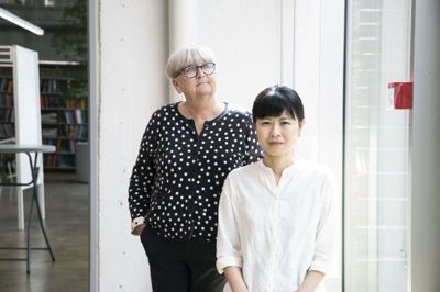 Ena Kawamura (t.h.) er fra Japan og bor sammen med sin japanske mand i Gjellerup. Hun går på sprogskole for at lære dansk, men det er ikke nok. - Jeg synes, det er vigtigt at have nogen, som jeg gerne vil snakke med på dansk. Sidste år var svært for alle på grund af corona. Min mand skulle blive hjemme - vi var næsten altid hjemme. Jeg følte mig ensom. Jeg vil gerne møde nye venner, siger hun. Via projekt Elderlearn mødte hun Birte Roveen fra Herning, og de mødes en gang om ugen her på biblioteket i Herning. Det bliver de ved med, selv om projekt Elderlearn nu stopper. Foto: Malene Tswai