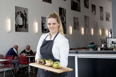 Christina Hjorth Madsen er kok i caféen på Heart, hvor der er masser af lækkert smørrebrød på menuen. Foto: Jørn Deleuran