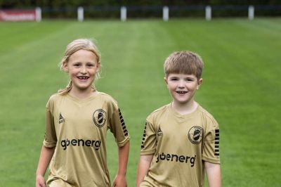 Videbæk IF har købt guldtrøjer til Go'energi Fodboldskole næste sommer. Her er to af klubbens medlemmer fortograferet som led i den PR-kampagne klubben skal sætte i værk for at fylde pladserne op til sommer.