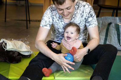 Billedet taler jo næsten for sig selv. De mindste havde fundet de store smil frem til workshoppen »Sang, Sprog og Samvær«. Foto: Tom Laursen
