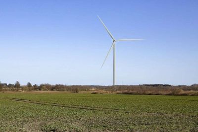 Denne visualisering bliver ikke omsat til virkelighed. Byrådet har besluttet at sige nej til planerne om opstillingen af en 197 meter høj vindmølle ved Sandfeld vest for Brande. Illustration: Ikast-Brande Kommune