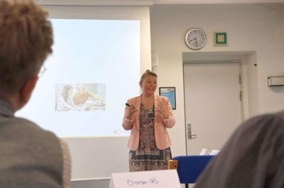 Sandie Juelsgaard fra rengørings- og vedligeholdsvirksomheden Coor fortalte, at mange af hendes udenlandske medarbejdere har vanskeligheder med det danske sprog. Flere er dårlige bare til engelsk, forklarede hun. Derfor kunne hun have glæde af et sprogundervisningsnetværk. - Vi har svært ved at rekruttere til rengøring, siger hun. Foto: Michael Holmgaard Christiansen
