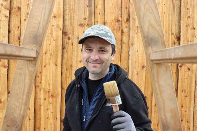 48-årige Romans Andruzkis fra Letland har boet cirka tre år i Danmark. Men sprogligt er han først lige ankommet. Forhåbentlig kan han snart blive bedre til dansk takket være et job hos en maler i Brande og en ny sprogordning i Ikast-Brande Kommune. Foto: Michael Holmgaard Christiansen