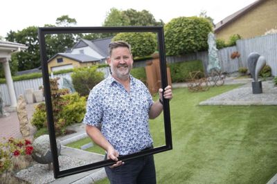 Jan Frederiksen, der er indehaver af Malericentralen i Snejbjerg, har ikke nogen særlig person, han gerne vil sætte i glas og ramme. Til gengæld afslører han, hvem han flest gange har indrammet. Og det er en fra de royale rækker ... Foto: Tom Laursen