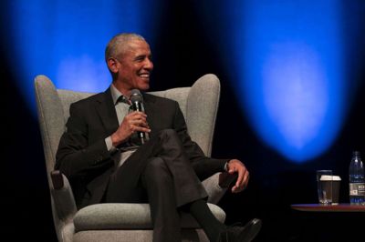 Obama sidder behageligt i den varme stol til interviewet i KulturCenter Skive. Foto: Morten Rygaard