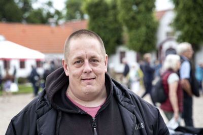 Michael Schiøtte, 43 år - har boet på Møltrup Optagelseshjem i tre et halvt år:- Det er dejligt. Det er rart, at det er tilbage igen, og rart, at der er liv igen, glade mennesker og forskellige aktiviteter. Jeg har familien på besøg fra København, blandt andre min mor, så jeg laver ikke noget i dag. Ellers plejer jeg at hjælpe til med at grille pølser. Foto: Tom Laursen