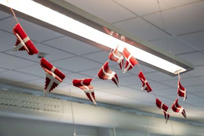 Beboere og brugere af Bytoften Bo- og Aktivitetscenter har blandt andet lavet disse flotte flag af perler i forbindelse med 50-årsjubilæet. Perlepladeflagene var blevet sat på snor, så de kunne bidrage til den festlige kulisse omkring jubilæet. Foto: Tom Laursen