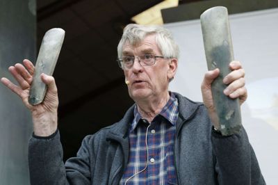 Flintøkser fundet i egnens moser blev vist frem for salen. Foto: Henrik Ole Jensen
