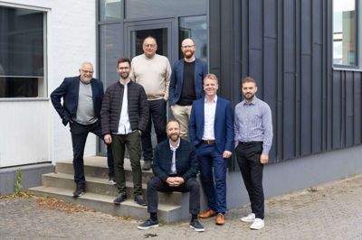 Set fra venstre er det Steen Hebsgaard, der er medejer i IB Gruppen, Christian Hestbek, der er direktør i WeMarket, Bo Jensen, direktør på Avisen, Thomas Haurum (siddende), grundlægger af WeMarket, Jannick Troelsen, formand for Avisen, Daniel Høj, grundlægger af Pilea Estate, og Mathias Vorret, der er direktør i No Milk. Foto: PR-foto