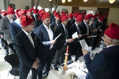 De fem nye bindebrødre iførte sig stolt de røde huer. Fra venstre på første række med front mod kameraet ses de nye medlemmer: Jens Thygesen, Morten Thygesen, Morten Dilling, Henrik Gottlieb og Michael Nederby. Foto: Malene Tswai