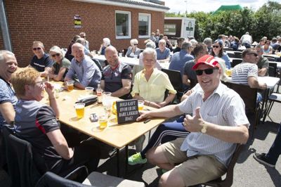 Endelig kan man atter samles til sjov og hygge, og det er lige præcis det, der er lagt op til med weekendens sports- og byfest i Sunds. Foto: Tom Laursen