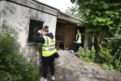 Camilla Juncker (t.v.) og Camilla Madsen meldte sig til onsdagens eftersøgning af Kim Hedegaard Kronborg, som organisationen Missing People havde iværksat i samarbejde med politiet. Foto: Tom Laursen