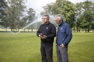 Chefgreenkeeper Jesper Kristiansen (t.v.) og golfmanager Bo West Møller fra Herning Golf Klub i samtale om det nye vandingsanlæg, som klubben har fået installeret på banen ved Golfvej. Foto: Malene Tswai