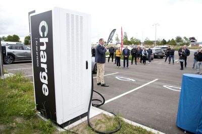 Den såkaldte »Supercharger« på p-pladsen foran Kvik Hockey Arena kan lade nyere el-biler helt op på 20-30 minutter. Derfor må man holde højst én time på p-pladserne foran selve lynladeren - og fire timer på de seks nye pladser foran 22 kW-laderne ved siden af Foto: Tom Laursen