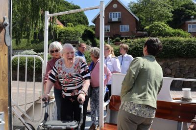 Ruth Pedersen er 90 år og bor på plejecentret Rolighedsparken i Ikast. Sidste år blev hun enke. Dagens sejltur er første gang, hun er med på en af Ældre Sagen Ikasts ture for sårbare ældre. - Jeg har glædet mig, siger Ruth Pedersen. Foto: Michael Holmgaard Christiansen