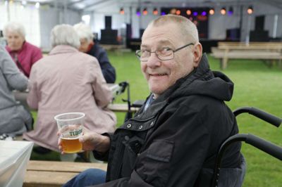 Byens største fest, Ikast Musikliv, er i år udvidet med et arrangement, der er målrettet seniorer. Det begyndte fredag formiddag, og bød på fællessang, fortællinger og frokost. 70-årige Freddy Pedersen var godt tilfreds med både program, menu og drikkevarer. Foto: Henrik Ole Jensen