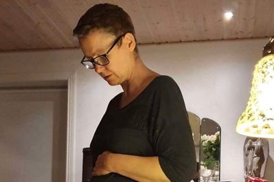 Man skulle tro, Irene Christiansen er gravid, men det er såmænd »bare« endometriose, når det er værst. En cyste er ved at springe, og hun har ondt. Foto: Privatfoto