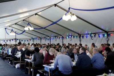 Der var dækket op til 180 i VIP-teltet fredag aften under Ikast Musikliv. Niebuhr Gears havde benyttet muligheden for at invitere medarbejdere og venner af huset til mad og god musik - blandt andet leveret af bandet TV-2, som dermed også kom resten af festivaldeltagerne til gode. Foto: Henrik Ole Jensen