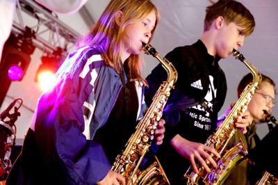 Stjernefrø er en fast del af Ikast Musikliv. Mens de voksne, der har festet fredag aften, bliver klar igen til lørdag aften, fyldes scenerne af børn og unge fra Ikast-Brande Musikskole. Omkring 80 børn og unge deltog i år. Foto: Henrik Ole Jensen