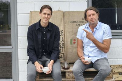 Anders og Anders - Pagh og Agger - fik sig forleden en kop kaffe på Teglvænget, hvor Ideal Kafferisteri hører hjemme. Foto: Privatfoto