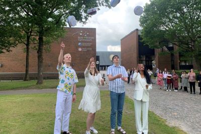 Til en studenterfejring hører et huekast. Fra venstre ses Kalle Straagaard Jensen, Julie Østergaard Laursen, Thor Bay Frederiksen og Theksa Mullaichelvan. Foto: Mikkel Korsgaard Christensen