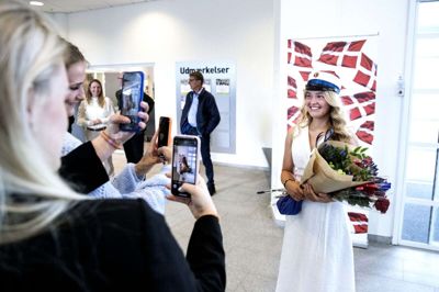 Rikke Aastrup Nielsen kunne som årets første HHX-student vise huen frem til vennernes blitzende kameraer. Foto: Tom Laursen