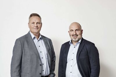 Både Kjeld Tygesen (t.v.), administrerende direktør i ALPI Danmark og Morten H. Nielsen, direktør hos Alpi Air & Sea kan smile over det nye regnskab fra det herningensiske speditionsfirma. Foto: PR-foto