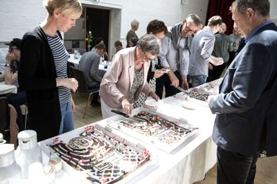 Der var masser af lækkerier på bordet, da Autismecenter Midtjylland blev fejret. Foto: Tom Laursen