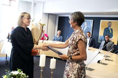 Borgmester Dorte West overrakte årets kulturpris til Kirsten Brænder Aastrup. Foto: Tom Laursen